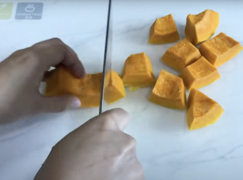 step1: 洗淨南瓜，去籽削皮，切小塊