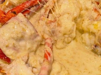 step4: 加入忌廉和鮮奶，煮熱後加入龍蝦件炒勻。（如果想多白汁可隨意添加忌廉）