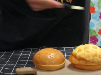 step2: 漢堡麵包中間開二，兩邊搽牛油；漢堡醬的食譜全部撈勻備用