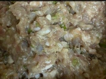 step1: 首先將洗淨鮮蝦、半肥瘦豬肉及馬蹄後，放入攪拌機內攪碎，然後放入另一個碗內，加入青蒽和調味料及蛋攪勻備用。