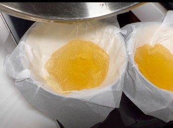 step4: 將煮好的糖漿，倒上牛油紙，分成兩份攤凍。