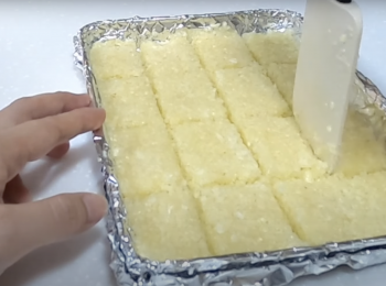 step4: 在碟上鋪錫紙，把蒜蓉鋪平在上面，平均分割成32等份