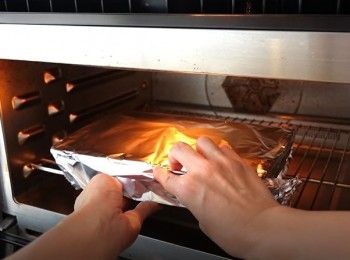 step5: 最表面的一層不會現在加芝士，封錫紙。180度焗35分鐘。