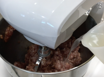 step2: 用廚師機攪拌，途中分幾次加入雞湯，攪拌後，再加豬油拌勻