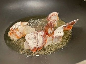 step2: 龍蝦件撲上粟粉，用熱油泡龍蝦，龍蝦差不多熟透盛起備用