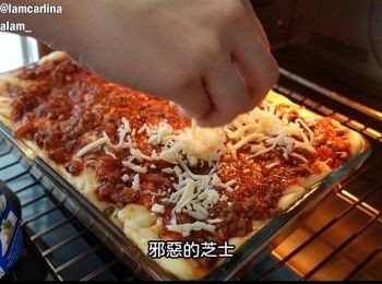 step6: 打開錫紙，灑上一層芝士，再焗10分鐘或直至芝士變成金黃色，完成。