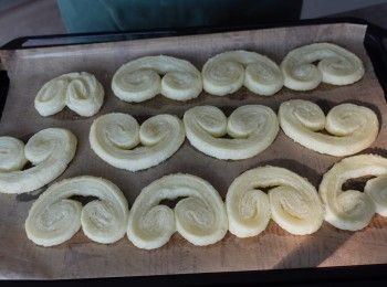 step4: 先以攝氏180度烤15分鐘後 反轉蝴蝶酥 再用170c-180c烤10-15分鐘