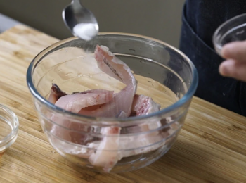 step1: 大葱切片，支竹切段，冬菇切絲。鯇魚加<span class="group_2">醃料</span>醃10分鐘。
Slice spring onion and shiitake mushroom. Cut bean curd sheet in pieces. Marinate grass carp with marinade for 10 minutes.