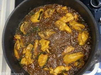 step7: 加入糖中火翻炒，蓋上蓋子炆2分鐘。最後加入蔥段和生粉水，煮成芡，上碟。