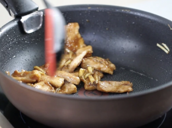 step3: 燒熱油，爆香薑，加入豬肉及炒香。
Heat the oil, stir fry ginger, then put in pork lean and stir fry.