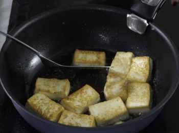 step2: 下油，油滾熱，放入豆腐煎至兩面金黃色，盛起。
Heat oil to boil. Saute the bean curd until it turns to golden color for both sides.