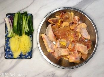 step1: 冰鮮雞件洗淨，瀝水備用。薑切片和蔥切段。