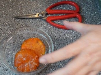 step3: 桔餅兩個沖洗後剪成小塊