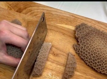 step6: 將金錢肚瀝乾水份，然後切條。