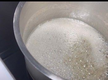 step3: 煮糖漿一定要開大火，最大火！大火煮糖漿，不久，你會看見糖漿面「起白泡」。維持煮至「起白泡」的狀態約2分鐘，期間要不時打圈chok 下個煲，chok 煲的動作，除了可使糖溶化外，亦有助蒸發多餘的水份！👈🏻蒸發多餘水份很緊要，可以收杰個漿！！
（請注意：每個人的煮食爐的最大火力不同，而煮食煲的傳熱、大小也不同，所以有機會需讓糖漿維持多幾分鐘的「起白泡」時間！（以我的煲為例，維持兩分鐘多的「起白泡」狀態就可以，但有網友分享他們的煲的傳熱慢，要用三至四分鐘才能將糖漿收杰）