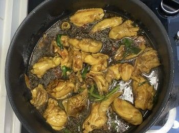 step5: 炒到變色，蓋上蓋子煎2分鐘（中小火）再加入少許水，加入調味<span class="group_1">材料</span>蠔油和老抽翻炒，改成中小火，蓋上蓋子炆5分钟。