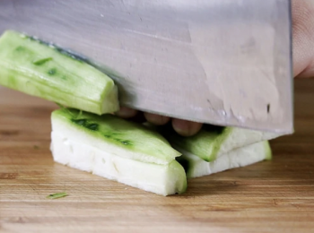 step1: 杞子加水，切葱花，切薑粒。絲瓜削皮，切三大段，再切粗條。
Soak wolfberries in water. Shred green onion. Dice ginger. Peel loofah and cut it in three parts, then cut in strips.