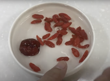 step3: 杞子和紅棗洗淨，紅棗去核