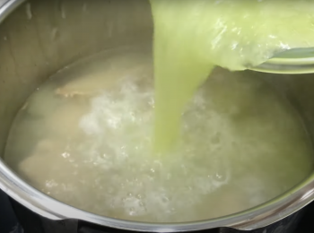 step3: 解壓後，加入蜜瓜蓉，蓋蓋中火煮沸