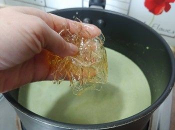 step4: 加入已浸軟的魚膠片攪至魚膠片完全溶化; 熄火