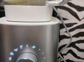 step3: 啟動中速段，勿過份高速，見檸檬水變成奶白色即成。（檸檬打得太爛，白色皮會帶苦澀。）