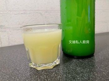 step4: 隔渣後，檸檬水放入玻璃樽儲存。