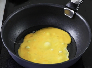 step3: 下油，油滾，轉小火，倒入蛋液。
Heat oil to boil. Turn into low heat. Pour in the egg liquid.