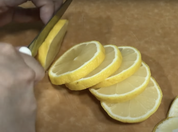 step4: 黃檸檬切掉頭尾，切薄片