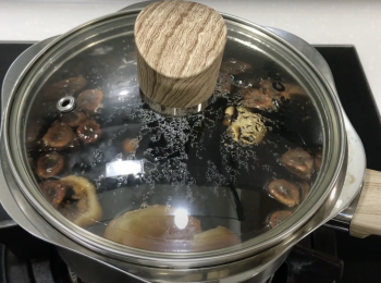 step3: 所有材料加水，中火煮滾，轉小火，共煮了20分鐘