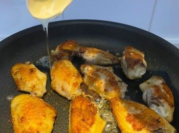 step8: 最後轉中細火加入太古金黃糖漿，快手拌手勻