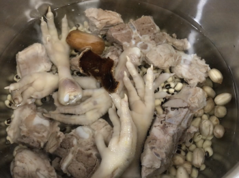step6: 壓力鍋加入所有材料和水，大火加壓