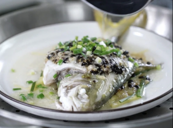 step7: 灑上葱粒，加入滾油、蒸魚豉油。
Add diced spring onion, put in boiled oil and seasoned soy sauce.