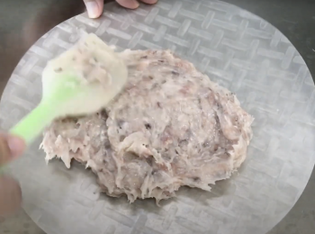 step4: 先把餡料平均鋪在越南春卷皮上，再蓋上另一塊越南春卷皮