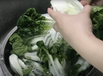 step2: 新鮮白菜仔剖半，用水洗淨