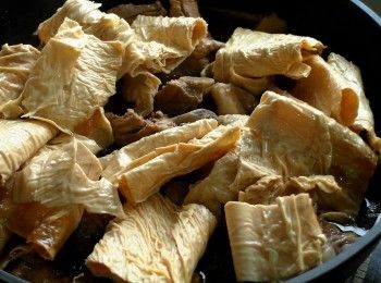 step4: 加入蠔油與糖調味，加入腐竹後蓋上鍋蓋煮5分鐘。