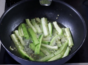 step2: 燒熱油，爆薑和葱花，加入絲瓜同炒，灒紹酒，加水1杯，蓋上大火煮3分鐘。
Heat the oil, stir fry ginger and green onion. Put in loofah and stir fry. Pour in Shao Xing wine and 1 cup of water. Cover the lid and cook in high heat for 3 minutes.