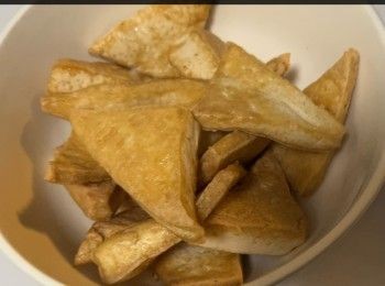 step6: -放入豆腐於鑊內，煎至兩面金黃色，取出備用。

-另熱鑊，加入薑 和 紅蔥頭爆香，然後放入紅轉中火，放入火腩回鑊炒勻，加紅蘿蔔，贊酒。