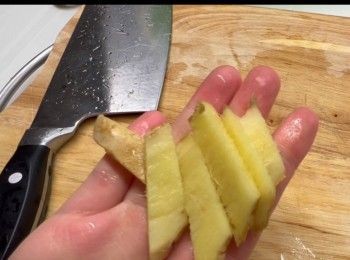 step2: 在金錢肚汆水的過程，可以預備其他配料。
先將薑切片。