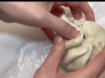 step6: 將手抓餅從冰箱裏取出，放於室溫，讓它回軟。大概5至10分鐘就可以，視乎氣溫。
然後將適量的牛肉餡放於手抓餅的中央，就像包菜肉包一樣，慢慢將手抓餅的皮摺起來，修口。