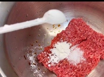 step2: 免治牛肉記得不用清洗喔，否則你會把牛的血水和鮮味通通洗走了喔！
於免治牛肉中加入調味料包括糖、鹽、豉油拌勻