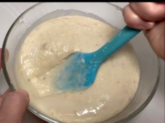 step5: 轉用膠刮，將未壓爛的香蕉粒加以壓爛。你亦可以用攪拌機打至順滑。