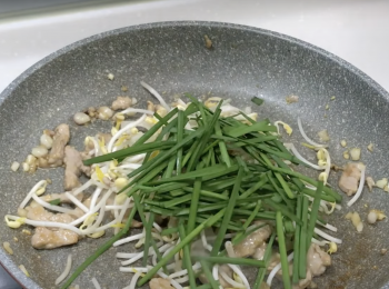 step7: 爆冷凍蒜蓉、紅蔥頭，炒熟豬絲，快速炒一下豆芽、韭菜，撈起配菜備用