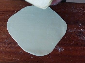 step2: 把水皮推開成信封型 材料(2)置中央後收起四邊