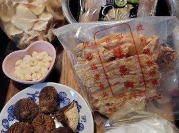 step1: 南北杏和海底椰洗淨浸水約15分鐘備用。急凍鵪鶉解凍後洗淨，汆水備用。陳皮洗淨，浸軟後刮瓤。 陳皮用清水浸軟刮瓤。其他材料清洗乾淨備用。