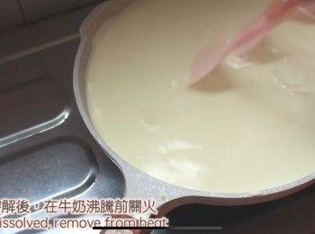 step3: 魚膠片泡涼水浸軟，然後準備一個乾淨的容器倒入牛奶、whipping cream、砂糖、香草精攪拌均勻後，開小火加熱牛奶混合物至溫熱再放入已浸軟的魚膠片攪拌至完全溶解就可（注意⚠️不可煮至沸騰）