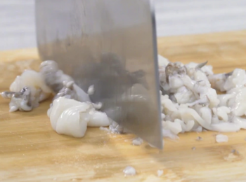 step2: 墨魚洗淨抹乾，剁粒