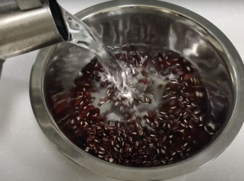 step1: 把赤小豆、茯苓、茨實和蜜棗用水清洗兩遍，瀝乾備用