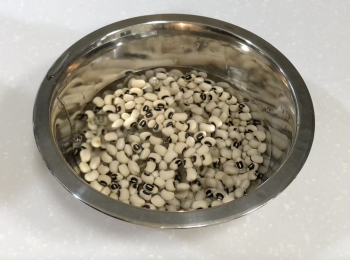 step1: 眉豆用水清洗2次，浸泡1小時
