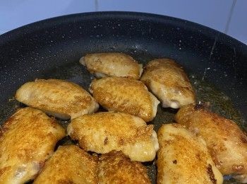 step6: 開中細火反轉煎兩面各煎2分鐘。盛起<a href="https://bit.ly/3zHU5V3" target="_blank" data-keyword="雞翼" class="guide-link"><strong>雞翼</strong></a> <span style="display:inline-block;vertical-align:middle;margin-top:-3px;color:initial;border-radius:3px;padding:2px 3px;font-size:12px;line-height:14px;background:#87d300;color:#fff;">即買</span> 備用。