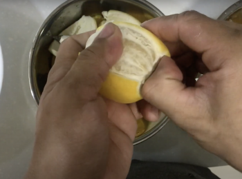 step1: 黃檸檬用水洗淨，去頭去尾，去皮，切塊